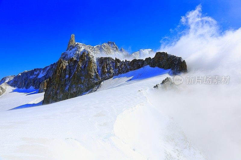 Monte Bianco 和 Dent du Geant，位于意大利奥斯塔山谷上方